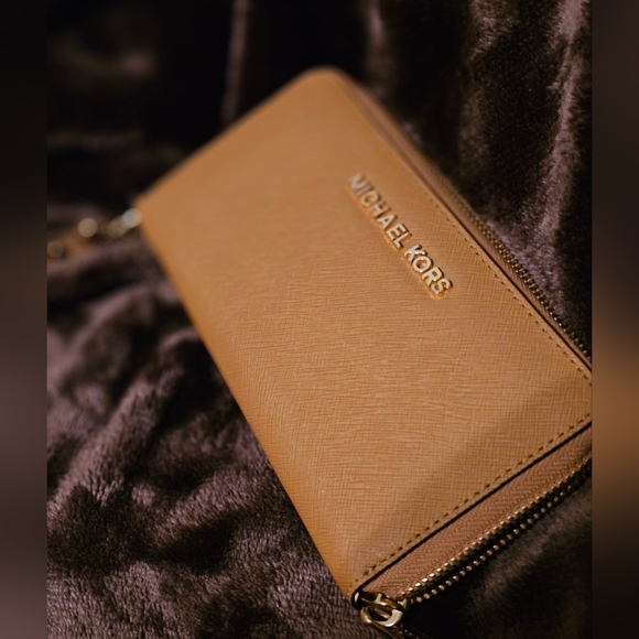 Michael Kors Jet Set Travel Large Saffiano Leather Wallet - Picture 3 of 16